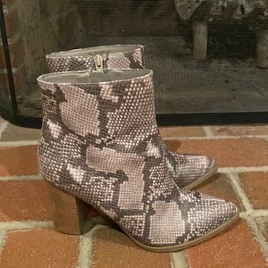Carlos Santana| Faux Snake print boots |Size 7.5